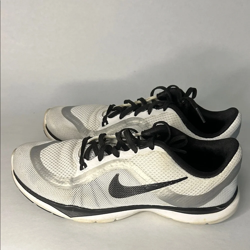 Nike Women's White and Black Athletic Shoes - Picture 4 of 8